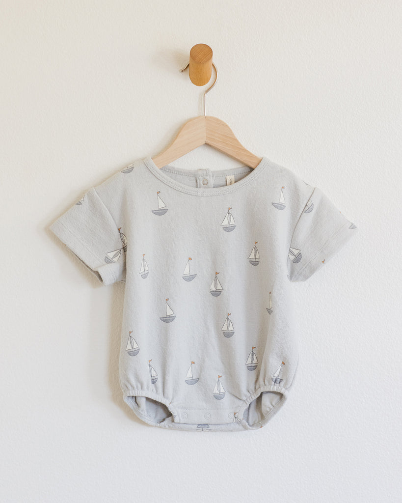 RELAXED SHORT SLEEVE BUBBLE ROMPER || SAILBOATS